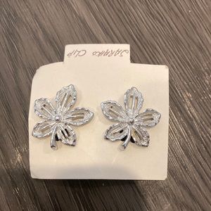 Vintage leaf clip on earrings.